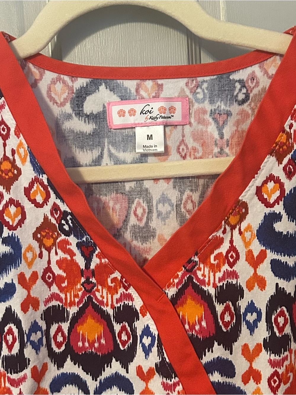 Koi Scrub Top Colorful Orange Multi V-neck Side Waist Tie Pockets Sz M - Picture 3 of 11